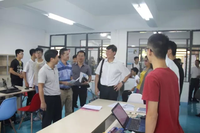 图为苏一凡书记、陈鹏满校友在江门校友分会资助工作室与同学们交流
