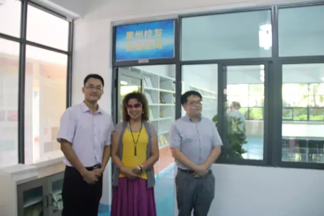 图为练慧玲等校友在惠州校友分会资助工作室前合影